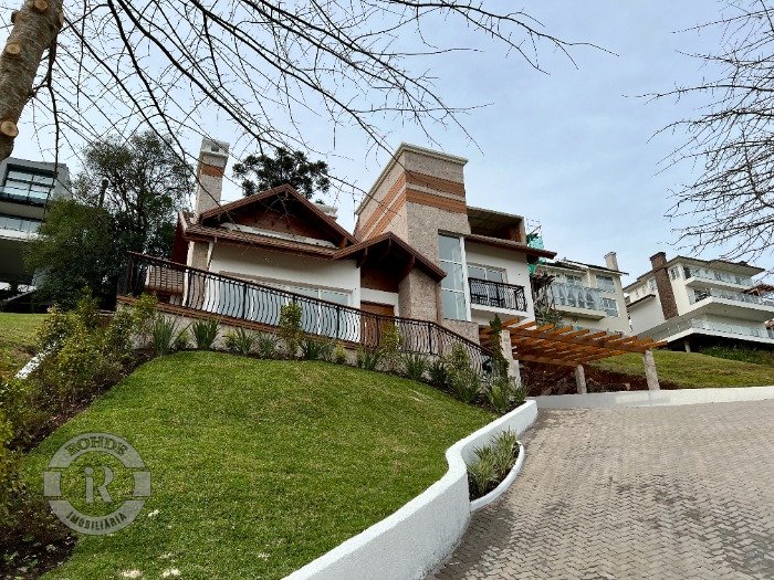 CASA DE 4 DORMITÓRIOS EM GRAMADO