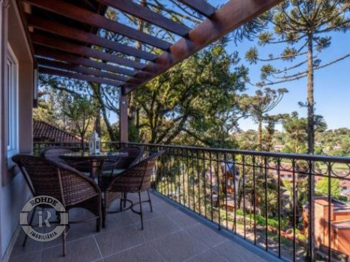 CASA DE 5 DORMITÓRIOS EM CANELA