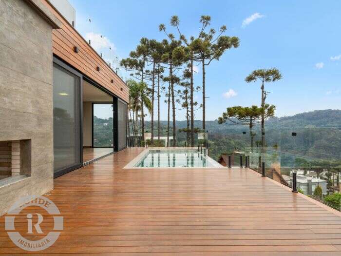 CASA DE 4 DORMITÓRIOS EM GRAMADO