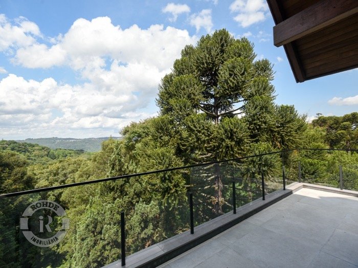 APARTAMENTO DE TRÊS DORMITÓRIOS EM GRAMADO