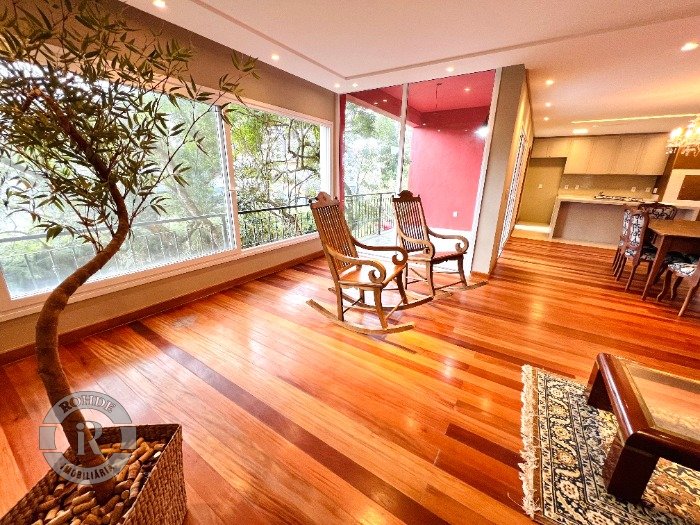 CASA DE 4 DORMITÓRIOS EM CANELA