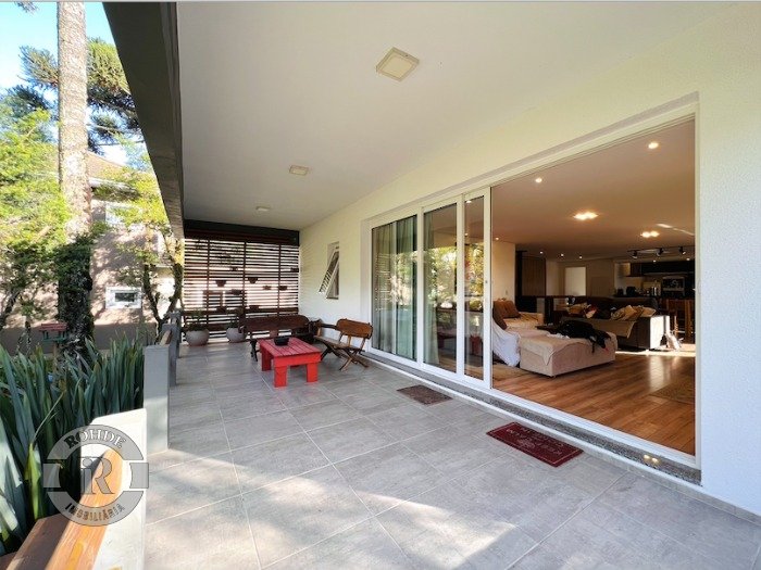 CASA DE 5 DORMITÓRIOS EM CANELA