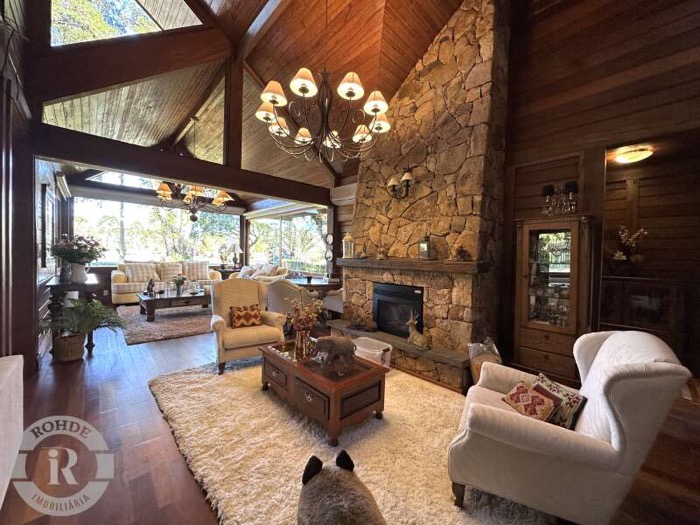 CASA DE 4 DORMITÓRIOS EM CANELA