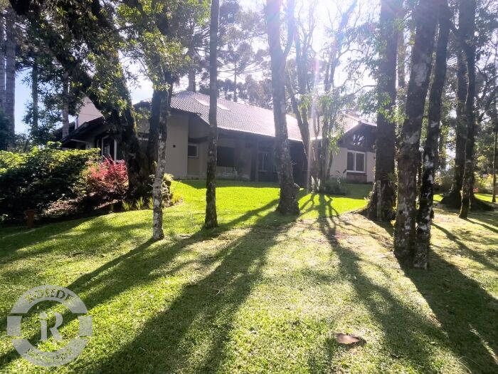 CASA DE 4 DORMITÓRIOS EM CANELA