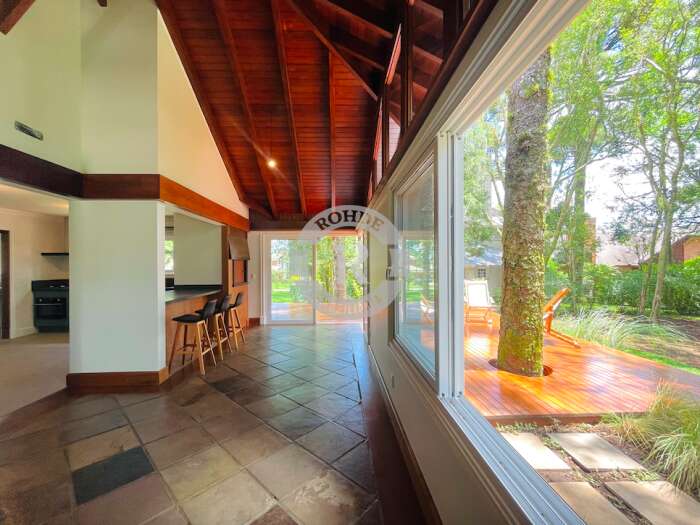 CASA DE 4 DORMITÓRIOS EM CANELA