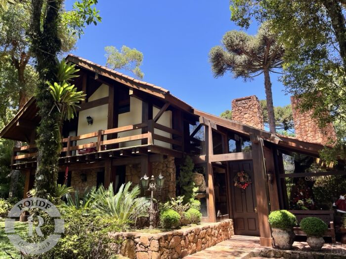 CASA DE 5 DORMITÓRIOS EM CANELA