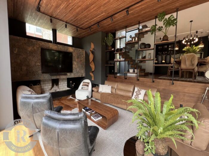 CASA DE 4 DORMITÓRIOS EM GRAMADO