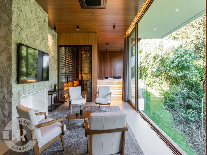 CASA DE 4 DORMITÓRIOS EM GRAMADO