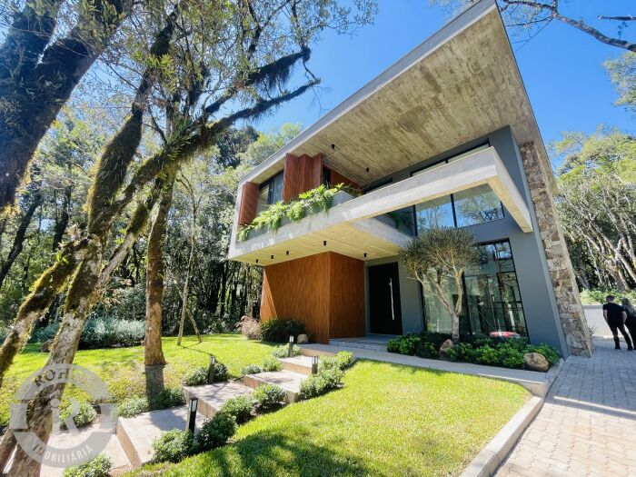 CASA DE 4 DORMITÓRIOS EM CANELA