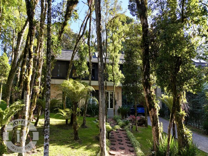 CASA DE 4 DORMITÓRIOS EM GRAMADO