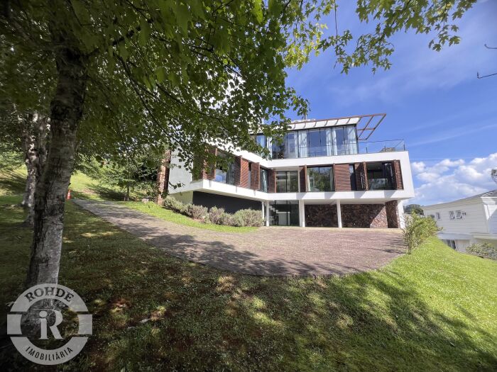 CASA DE 4 DORMITÓRIOS EM GRAMADO