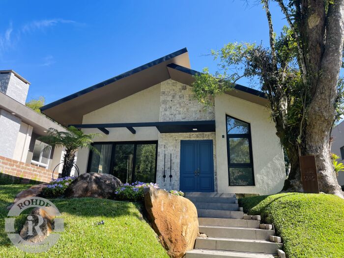 CASA DE TRÊS DORMITÓRIOS EM CANELA