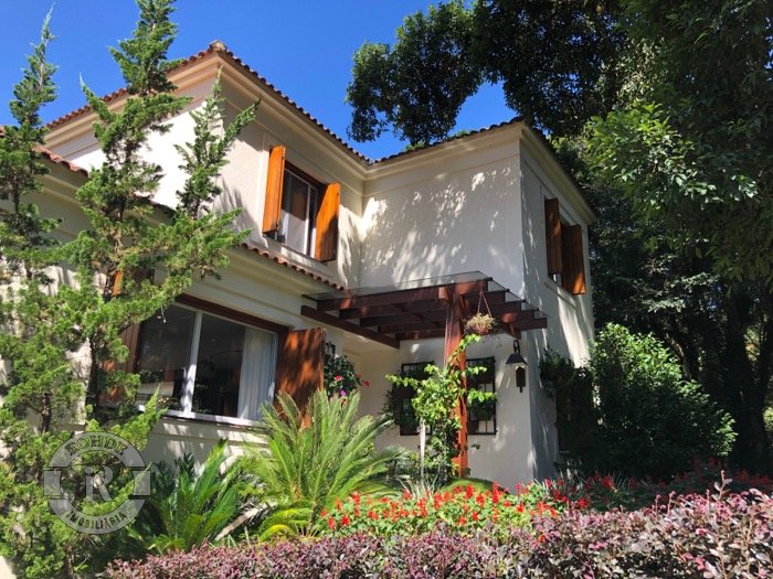 CASA DE 4 DORMITÓRIOS EM CANELA